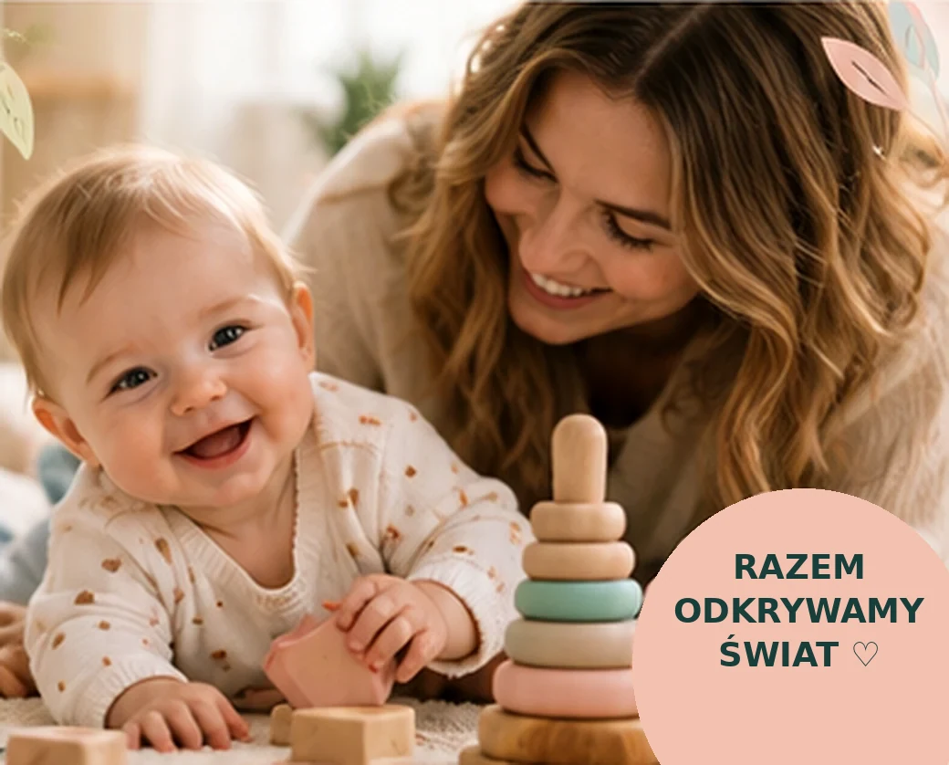 Mama i uśmiechnięte niemowlę bawią się drewnianymi zabawkami