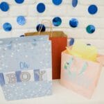 Kolorowe torby prezentowe i dekoracje na baby shower dla chłopca