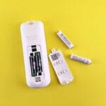 Pilot i baterie leżące na żółtym tle