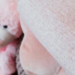 Różowy kocyk i pluszowy miś przytulanka dla niemowlęcia