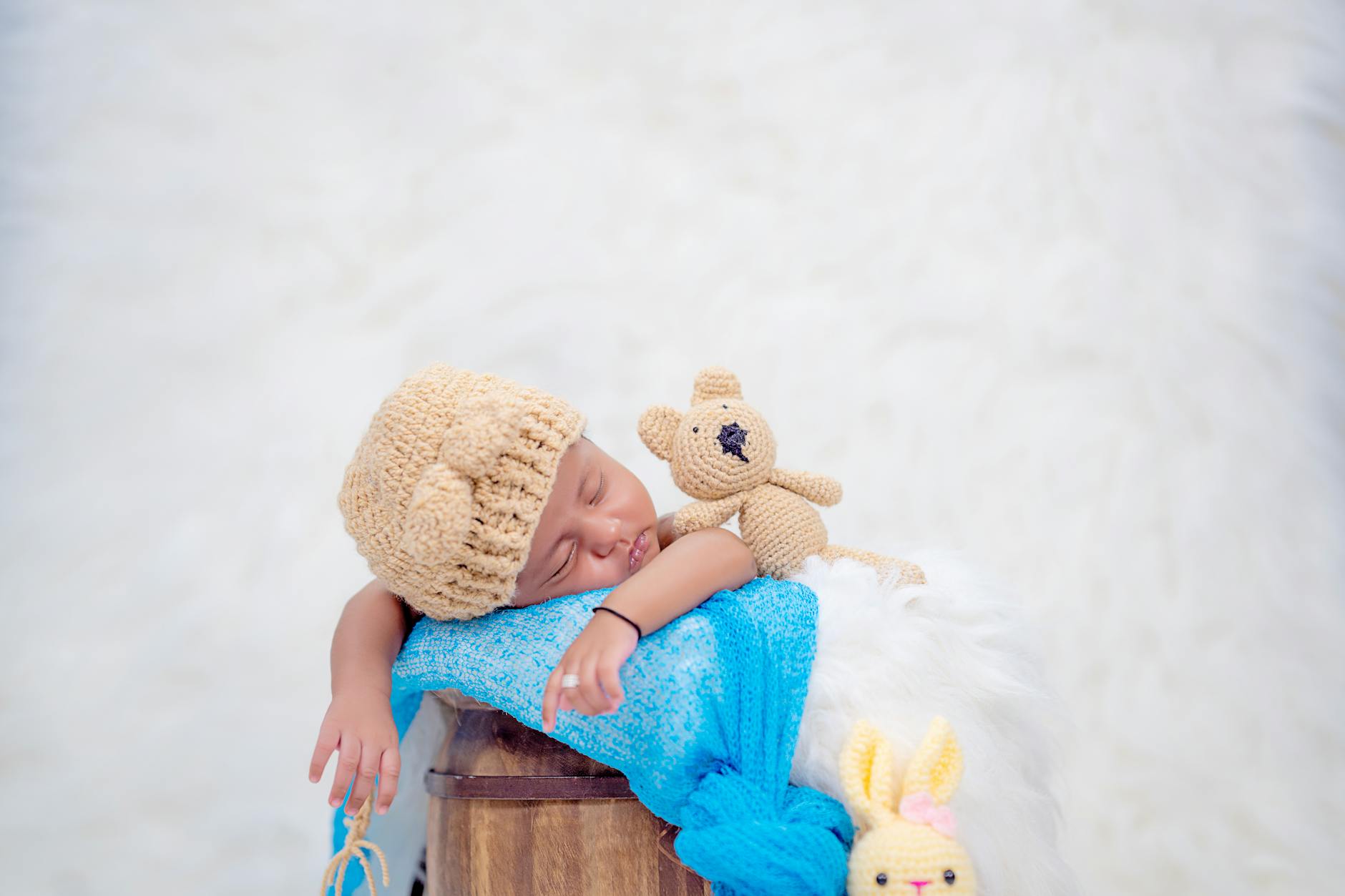 Różowy kocyk i pluszowy miś przytulanka dla niemowlęcia