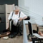 Zespół biurowy przy biurkach omawia zasady bezpiecznego użycia AI