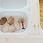 Drewniane zabawki i makaron do sensorycznej zabawy edukacyjnej