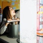 Dzieci badają kolorowe płyny i światła na interaktywnej wystawie naukowej