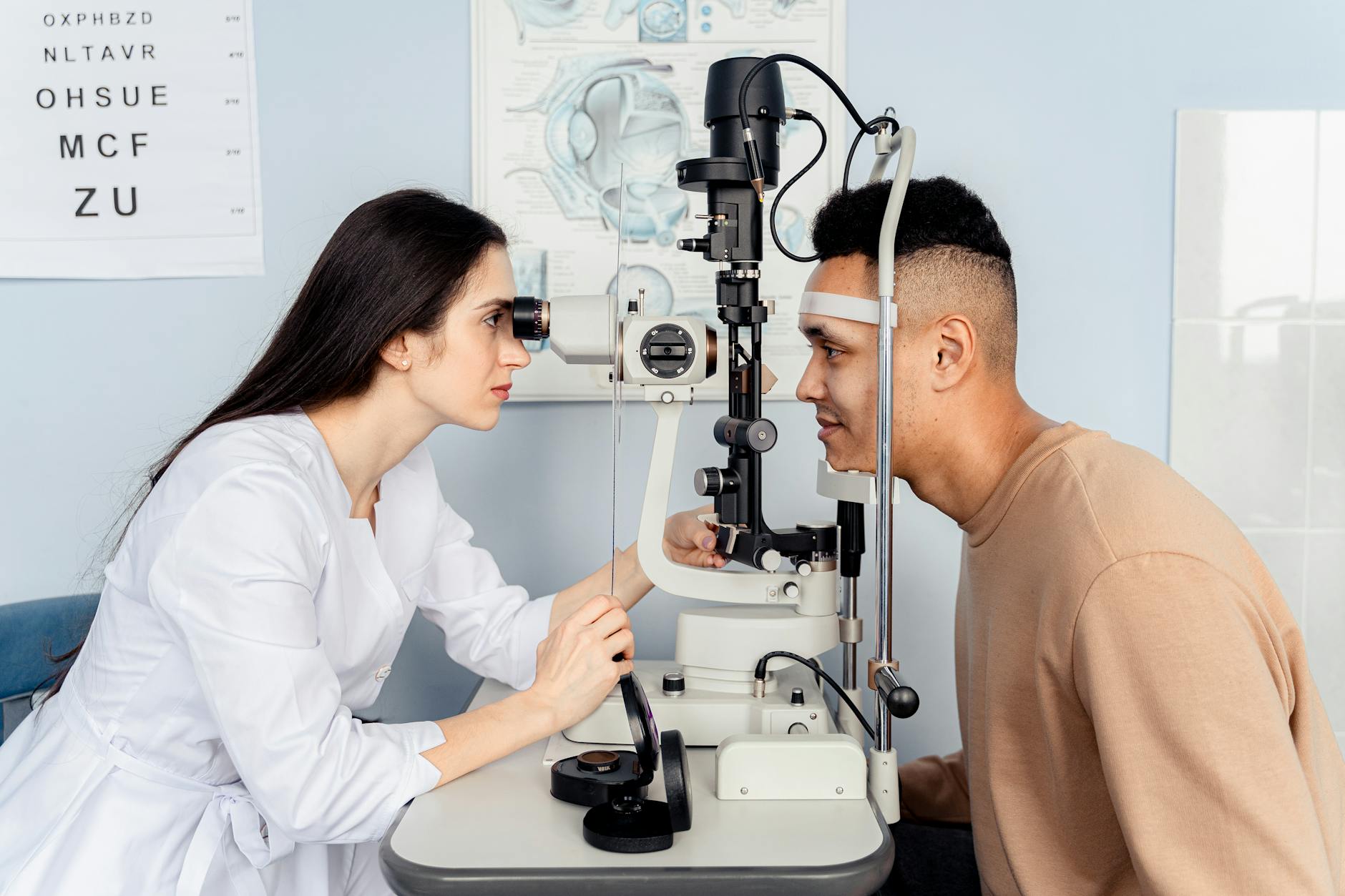 Optometrysta wykonuje komputerowe badanie wzroku pacjenta