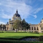 Kąpielisko termalne Széchenyi w Budapeszcie w słoneczny dzień