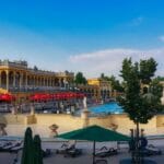 Kąpielisko termalne Széchenyi w Budapeszcie z basenami i architekturą