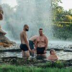 Mężczyźni relaksujący się w parujących termach na świeżym powietrzu