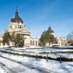 Zimowe kąpiele w termach Széchenyi w Budapeszcie pod błękitnym niebem