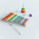 Kolorowy ksylofon i wieża z klocków jako proste zabawki edukacyjne