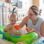 Mama kąpie niemowlę w szpitalnej sali