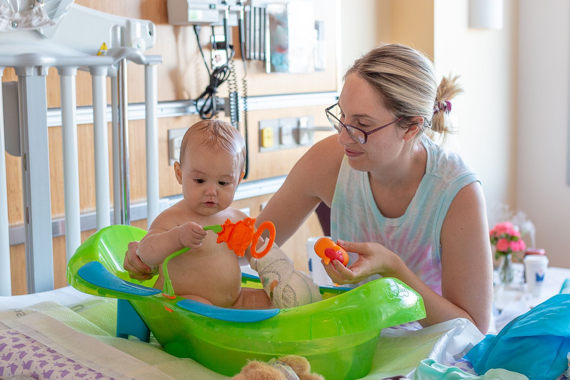 Mama kąpie niemowlę w szpitalnej sali
